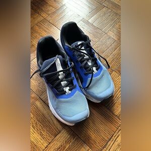 Womens oncloud size 9